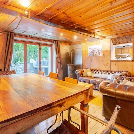 Деревянный коттедж Marmotte Mountain Manor