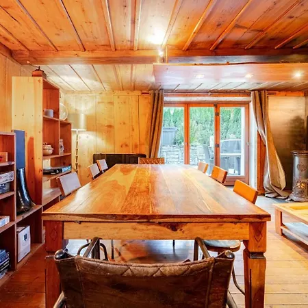 Деревянный коттедж Marmotte Mountain Manor